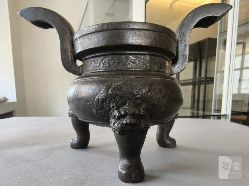 Two bronze incense burners, one on three legs, the second in the shape of a 'fang ding' - 图24